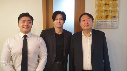 현충일 전날인 지난 6월5일 윤석열 전 검찰총장이 서울 모처에서 K-9 자주포 폭발사고 피해자 이찬호 씨(왼쪽 두 번째)와 만나고 있다.[사진=윤석열 전 검찰총장 측 제공]